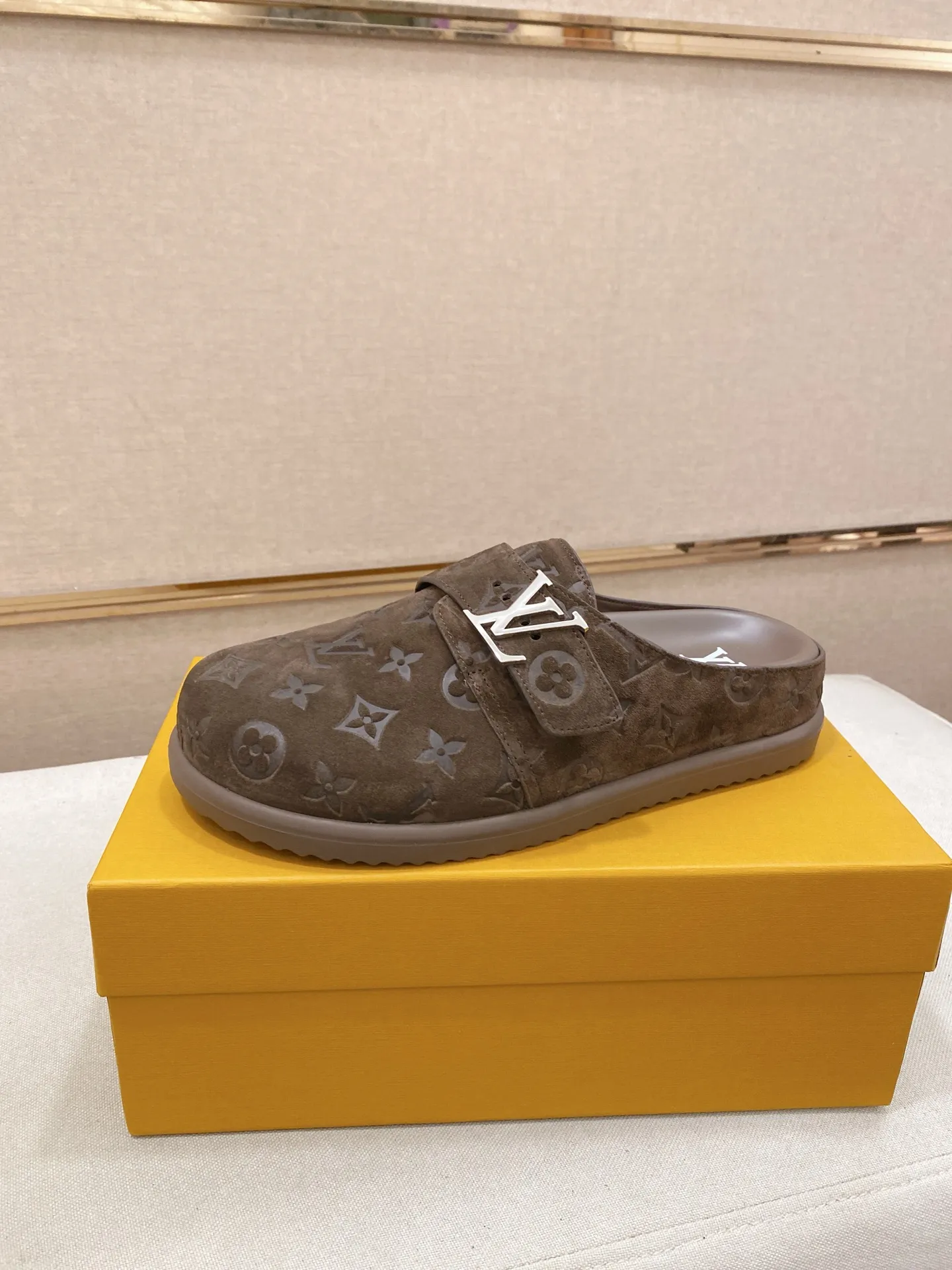 Men's shoes💰: 220💰38-45, LV Easy 2025 new men's casual sandals and slippers, made of suede cow leather, with Monogram pattern to highlight the trendy style. Adjustable straps illuminated with LV letters, while a resilient insole and micro outsole provide lightweight comfort. Made of suede cow leather with embossed Monogram pattern and brand element metal hardware✅Adjustable straps➕Tough insole‼ ️Micro outsole. Comfortable and easy to wear‼ ️